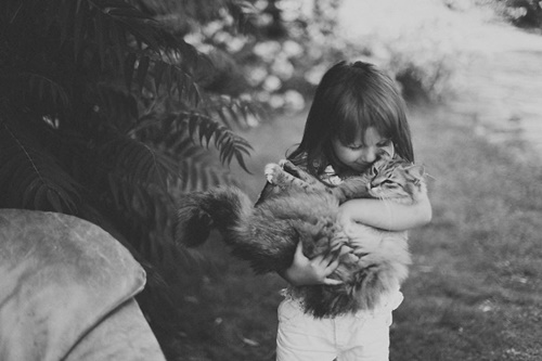 ภาพน่ารักของ \"เด็กน้อยกับสัตว์เลี้ยงแสนรู้\"