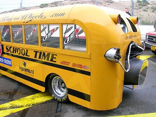 SCHOOl  BUS  AROUNd  thE  WORld