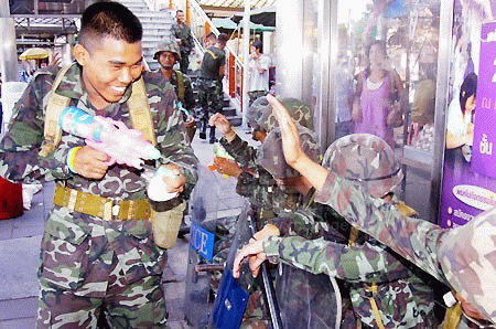 ภาพเหตุการณ์ทหารถือปืนยิงประชาชน 