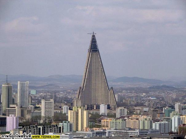 Ryugyong Hotel ( Pyongyang , North Korea )