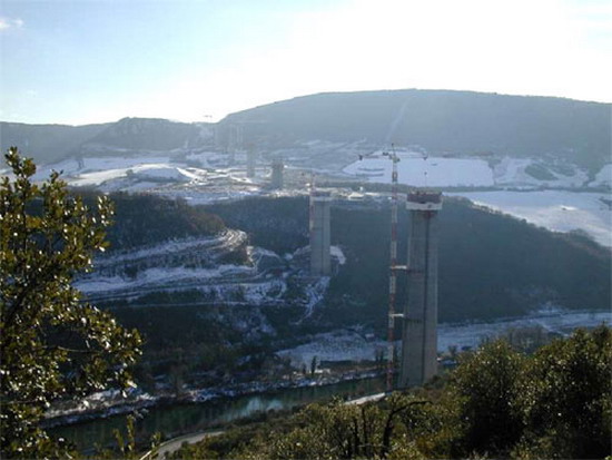 สะพาน The Millau ตั้งอยู่ ทางใต้ของประเทศฝรั่งเศส ข้ามแม่ น้ำ Tarn และ ภูเขา Massif Central