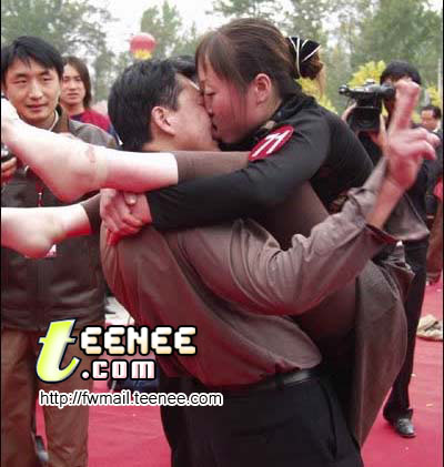 แข่งจูบที่ประเทศจีน, (ลีลาเด็ดสะระตี่)
