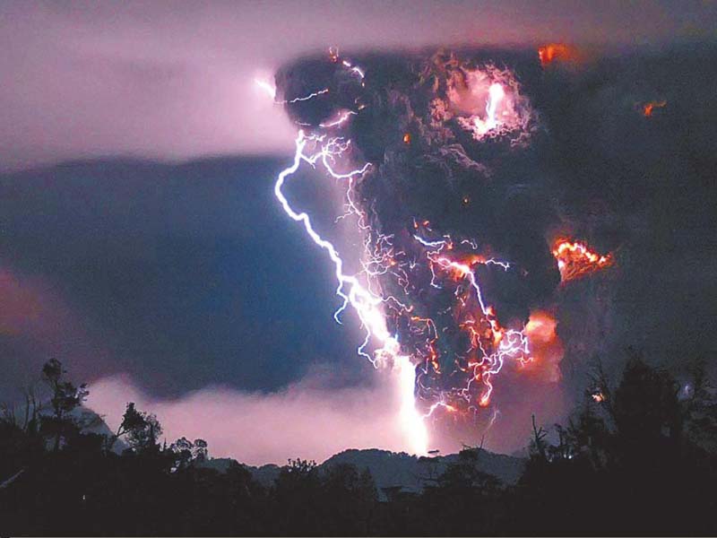 เหตุการณ์ ภูเขาไฟ Chaitin ในประเทศชิลี ระเบิด เมื่อ 6 พฤษภาคม 2008 พร้อมกับการเกิด ปรากฏการณ์ โวลเคนิก ไลทนิ่ง (Volcanic Lightning) อย่างสวยงาม อลังการ