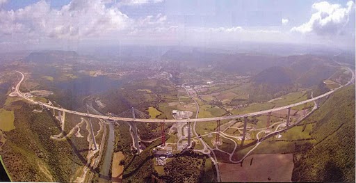 สะพานที่สูงที่สุดในโลก ที่ประเทศฝรั่งเศส  สูง 341 เมตร ยาว 2.5 KM