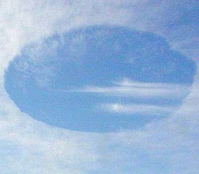 ดูกันให้ดี ๆ ว่าเป็นก้อนเมฆหรือเครื่องบินไอพ่นกันแน่???